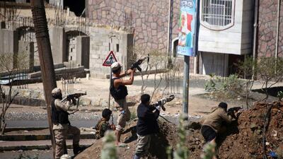 Yemeni tribesmen from the pro-government Popular Resistance clash with rebels in city of Taez on March 11, 2016. Ahmad Al Basha / AFP