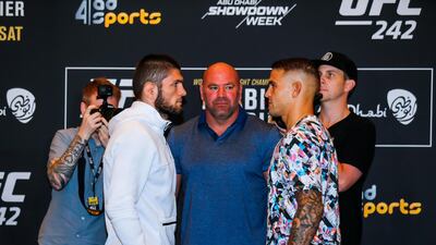 Dana White stands between Khabib Nurmagomedov, left, and Dustin Poirier ahead of UFC 242. UFC
