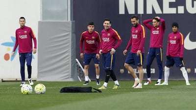 Barcelona’s players play with a ball during a training session prior to “Clasico” match against Real Madrid. REUTERS/Albert Gea
