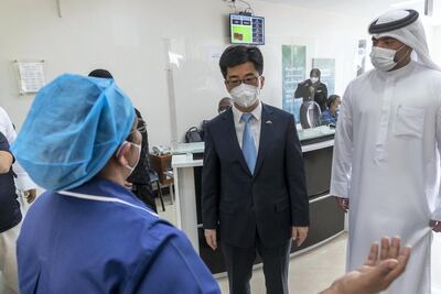 Consul General Li Xuhang visits Chinese nationals in the UAE as they receive their vaccinations. Antonie Robertson / The National