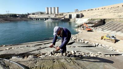 Employees work at strengthening the Mosul Dam in northern Iraq, February 3, 2016. REUTERS/Azad Lashkari - RTX25B5I