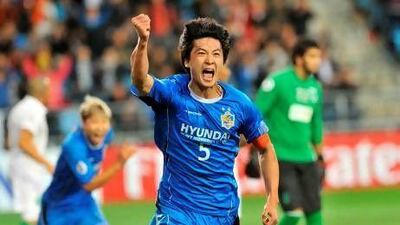 Ulsan Hyundai defender Kwak Tae-hwi celebrates scoring the opener against Al Ahli yesterday. Jung Yeon-je / AFP