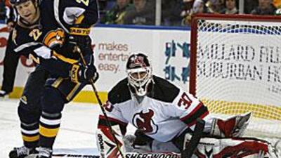 Martin Brodeur, right, made 22 saves in the Devils' 3-0 win.