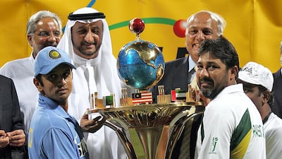 India captain Rahul Dravid and Pakistan counterpart Inzamam-ul-Haq hold together the DLF trophy after the series. AFP