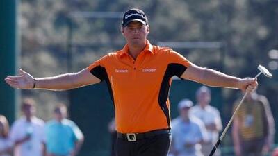 eter Hanson celebrates sinking a birdie putt on the 17th green during the third round.