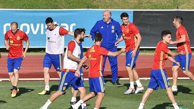 Spain coach Vicente del Bosque, back centre, looks at his players during a training session at Ciudad del Futbol in Las Rozas, near Madrid on June 6, 2016. AFP / GERARD JULIEN