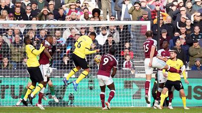 Thiago Silva, wearing No 6, heads Chelsea into a first-half lead. PA