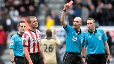 Referee Mike Dean's cool demeanor in the Tyne and Wear derby earns him a call as one of the best decisions made on the week.