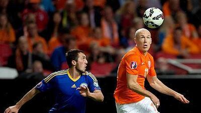 Dutch national soccer team player Arjen Robben, right, in action with Kazakhstan national soccer team player Gafurzhan Suyumbayev during their Euro 2016 qualifying match in Amsterdam, the Netherlands, on October 10, 2014. EPA/Olaf Kraak