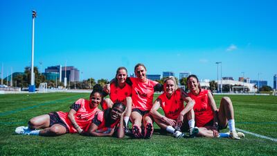 Manchester City players Demi Stokes, Khadija Shaw, Tara O'hanlon, Laura Coombs, Steph Houghton and Leila Ouahabi during training in Abu Dhabi. Photo: Manchester City Women FC.