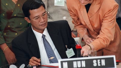 Cambodian Prime Minister Hun Sen signs the peace treaty, ending 21 years of civil war in Cambodia, in Paris. AFP