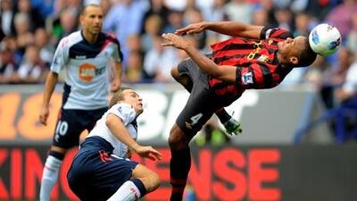Manchester City’s Vincent Kompany, right, tries to gain control of the ball.