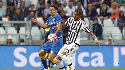 Juventus' Roberto Pereyra, right, and Udinese's Manuel Iturra fight for the ball during their Serie A match at Juventus Stadium in Turin August 23, 2015. REUTERS/Giampiero Sposito