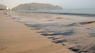 An oil spill blackens the coast of Fujairah in February last year. The Ministry of Environment and Water is considering a national plan to deal with oil spills along the UAE coast.