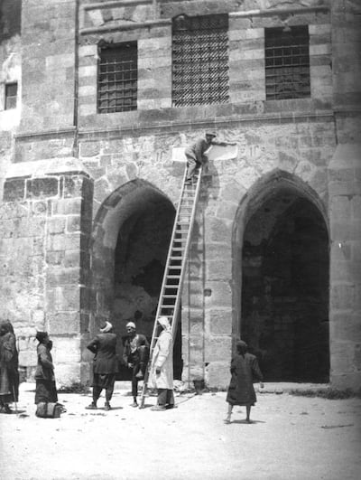 Swiss philogist Max van Berchem – on top of the ladder – taking a rubbing of an inscription in 1914. The photograph is believed to be taken in Jerusalem or Damascus by his wife Alice. Geneva Museum of Art and History