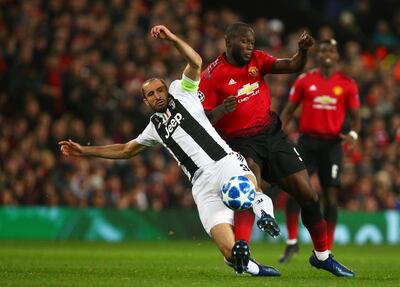 ManU forward Romelu Lukaku fights for the ball with Juventus defender Giorgio Chiellini, left, during the Champions League group H soccer match between Manchester United and Juventus at Old Trafford, Manchester, England, Tuesday, Oct. 23, 2018. (AP Photo/Dave Thompson)