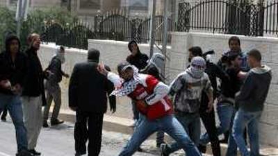 Palestinian men in Bethlehem throw stones at the Israeli military in protest against the arrest of the Fatah leader Abbas Zaki. A reader urges the EU to become more involved in the crisis in the West Bank.