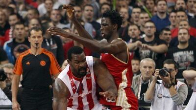 Sofoklis Schortsanitis, left, of Crvena Zvezda backs down Bangaly Fofana of Strasbourg in their Euroleague basketball game on Wednesday. Koca Sulejmanovic / EPA