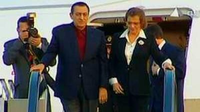 Egyptian state television showed the Egyptian president Hosni Mubarak getting off a plane with his wife, Susan, as they arrived in Sharm el Sheikh.