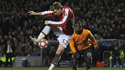 Arsenal's Nicklas Bendtner strikes the injury-time winner against Hull.