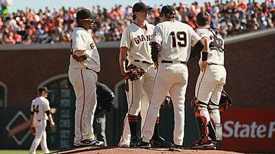 Barry Zito, centre, the San Franciso Giants pitcher, is spoken to by Dave Righetti, the team’s pitching coach on Saturday against San Diego, a game he was withdrawn from after just three innings.
