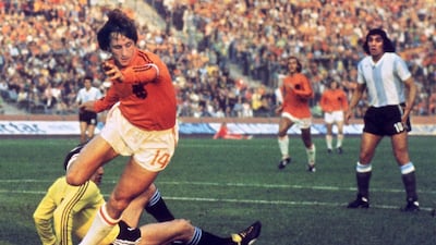 This file photo taken on June 26, 1974 shows Dutch midfielder Johann Cruyff dribbling past Argentinian goalkeeper Daniel Carnevali on his way to scoring a goal during the World Cup quarterfinal soccer match between the Netherlands and Argentina on June, 26, 1974 in Gelsenkirchen. AFP / STF