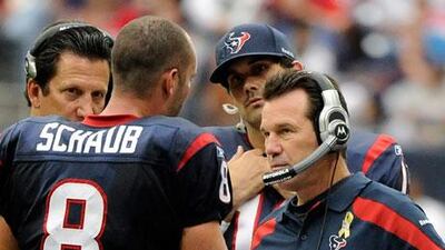 Gary Kubiak, right, the Houston Texans head coach, says his team will treat the final game of the regular season just like any other game.