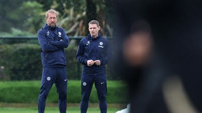 Chelsea's English head coach Graham Potter (L) leads a training session on the eve of the UEFA Champions League group E football match between England's Chelsea and Austria's Red Bull Salzburg at the team's training ground in London on September 13, 2022. (Photo by Adrian DENNIS / AFP)