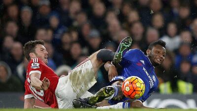 Manchester United's Michael Carrick (L) clashes with Chelsea's John Obi Mikel during the English Premier League football match on February 7, 2016. (AFP / Adrian Dennis)