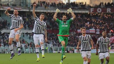 Juventus' goalkeeper Gianluigi Buffon, centre, celebrates with teammates at the end of the Italian Serie A football match Torino Vs Juventus on March 20, 2016 at the "Olympic Stadium" in Turin. / AFP / MARCO BERTORELLO