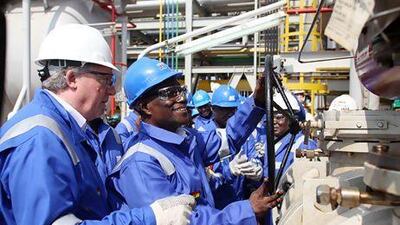 The former Ghana president John Atta Mills turns the valve to flag off first oil production at the FPSO Kwame Nkrumah oil rig. Pius Utomi Ekpei / AFP