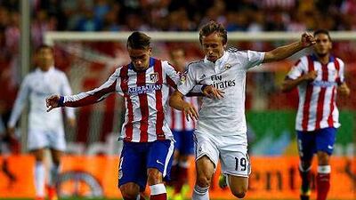 Atletico Madrid's Antoine Griezmann, left, and Real Madrid's Luka Modric fight for the ball during their Spanish Super Cup second leg soccer match at Vicente Calderon stadium in Madrid August 22, 2014. REUTERS/Sergio Perez