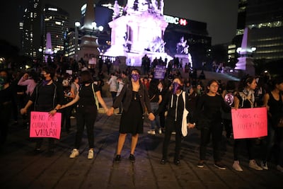 Women holds hands demanding justice in downtown Mexico City. Marco Ugarte / AP