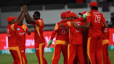 Andre Russell of Islamabad United (3L) celebrates the dismissal of Kevin Petiersen of Quetta Gladiators during the final of Pakistan Super League at the Dubai International Stadium on February 23, 2016. / AFP / STRINGER