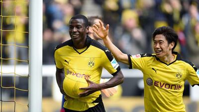 Borussia Dortmund’s Columbian striker Adrian Ramos (L) and his teammate Japanese midfielder Shinji Kagawa celebrate after the 2-0 during the Bundesliga match Borussia Dortmund v Hamburg in Dortmund, western Germany, on April 17, 2016. AFP / PATRIK STOLLARZ