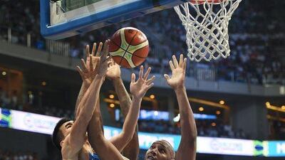 Boris Diaw (C) of France and NBA’s San Antonio Spurs vies for the ball with Troy Rosario (L) of the Philippines during their 2016 Fiba Olympics Qualifying basketball tournament in Manila on July 5, 2016. France won 93-84. Ted Aljibe / AFP