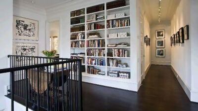 The upper stair hall was designed as a gallery space, in which smaller pieces of artwork from the owners´ collection could be frequently changed and exhibited. The huge, built-in bookcase allows for the display of a large collection of art volumes, sculptural items and reference journals.