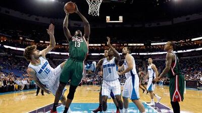 Milwaukee Bucks' Ekpe Udoh drives to the basket against New Orleans.