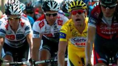 Cadel Evans, wearing the yellow jersey earlier in the race, needs to find 1min 34secs to usurp the current race leader Carlos Sastre.