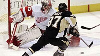 Crosby fires a shot past the Red Wings goaltender Howard.