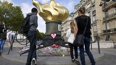 People stand in front of the Flame of Liberty statue in memory of Britain's Princess Diana near the Pont de l'Alma in Paris today. Visitors left flowers and messages near the statue to mark the 15th anniversary of the death of Princess Diana. Reuters