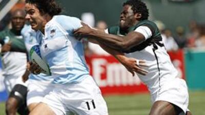 Zimbabwe's Wensley Mbanje, right, tries to tackle Argentina's Haracio San Martin.