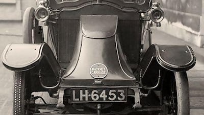 11th January 1917: A hackney carriage with a new licensed motor badge. Topical Press Agency / Getty Images