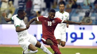 Saudi footballer Omar Hawsawi (L) fights for the ball against Qatari Abdulqadir Ilyas during the Saudi Arabia vs Qatar 22nd Gulf Cup football tournament match at King Fahad stadium in Riyadh on November 13, 2014. AFP PHOTO/ FAYEZ NURELDINE