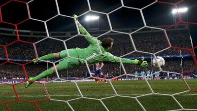 Atletico Madrid’s Juanfran scores the winning goal past PSV Eindhoven’s goalkeeper Jeroen Zoet during a penalty shootout after extra time in their match. REUTERS/Sergio Perez