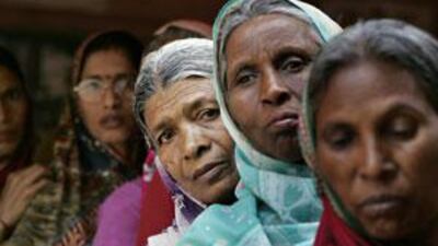Indian voters stand in line to cast their votes at a school building turned polling station in Hazaribag, some 110kms north of Ranchi.