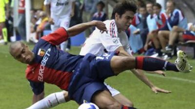 Genoa's Matteo Ferrari, left, and AC Milan's Brazilian forward Kaka fight for the ball.