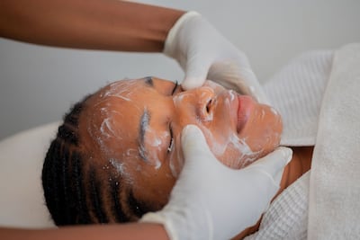 The treatment uses a mask made with hyaluronic acid, aloe vera and botanical extracts. Photo: Pexels