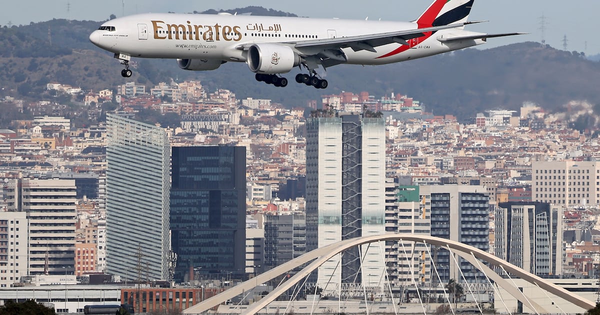 Etihad und Emirates Airlines bieten eine ‘umfassende’ Versicherung für internationale Passagiere an. Etihad und Emirates Airlines bieten eine ‘umfassende’ Versicherung für internationale Passagiere an.