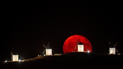 The full moon rises over a windmill in Consuegra, Spain, Thursday, July 14, 2022. (AP Photo / Manu Fernandez)